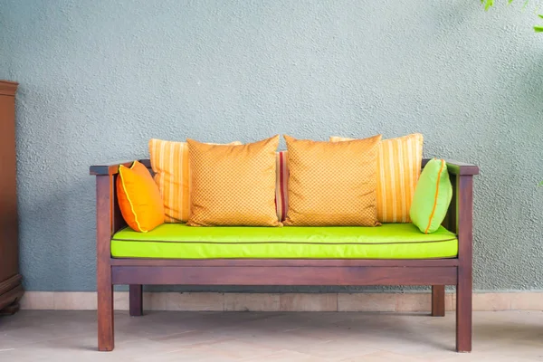 Almohada en sofá silla decoración interior — Foto de Stock