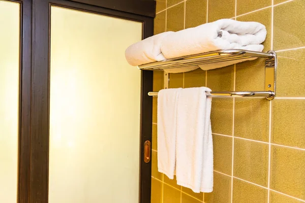 Branco limpo toalha confortável pendurado na decoração da parede no banho — Fotografia de Stock