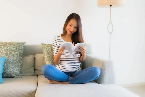 Retrato hermosa joven asiático mujeres leyendo libro con café cu — Foto de Stock