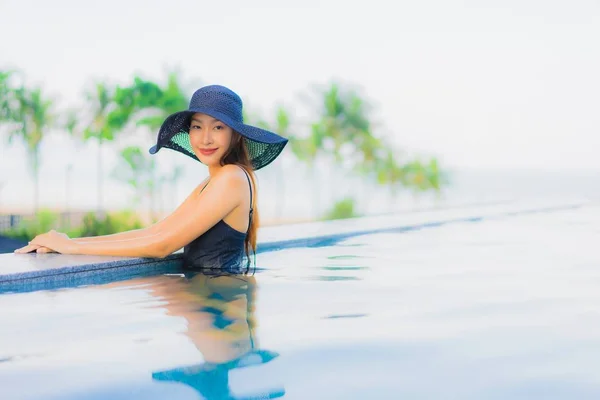 Портрет красивые молодые азиатские женщины счастливая улыбка расслабиться на открытом воздухе с — стоковое фото