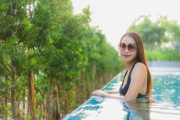 Retrato hermosa joven asiático mujeres feliz sonrisa relajarse al aire libre s —  Fotos de Stock