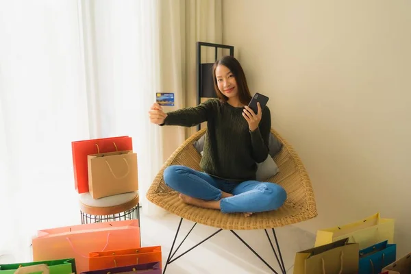 Retrato hermosa joven asiático mujeres utilizando ordenador portátil o sm — Foto de Stock