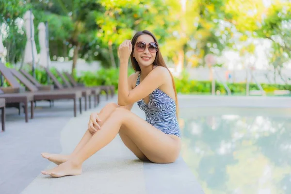 Beautiful young asian women happy smile relax around outdoor swi — Stock Photo, Image