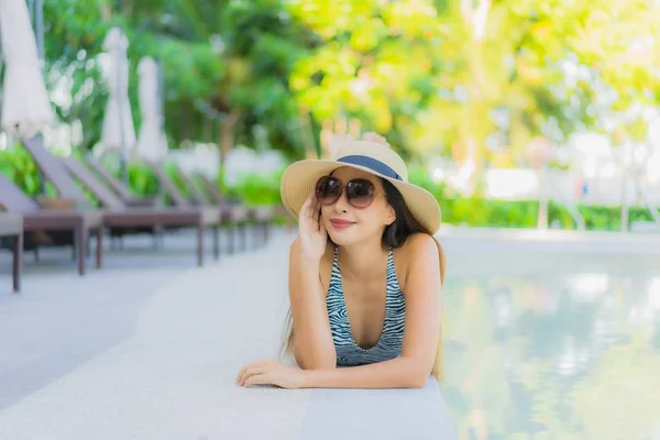 Beautiful young asian women happy smile relax around outdoor swi — Stock Photo, Image