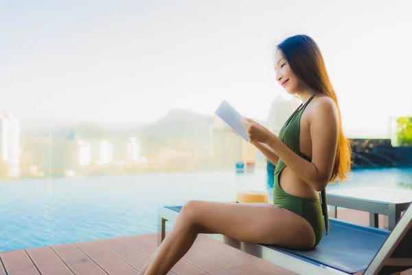 Portrait belle jeune asiatique femmes lecture livre sur chaise de lit — Photo