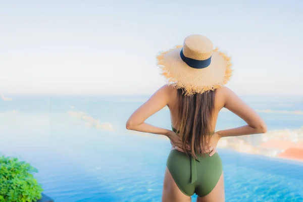 Mooie jonge aziatische vrouwen gelukkig glimlach ontspannen rond outdoor swi — Stockfoto