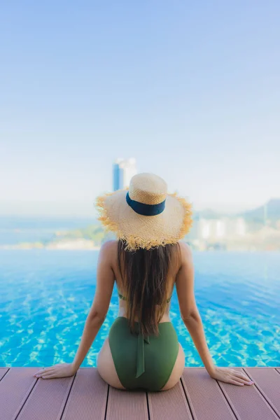 Bonito jovem asiático mulheres feliz sorriso relaxar ao redor ao ar livre swi — Fotografia de Stock