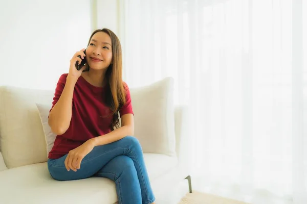 Porträt schöne junge asiatische Frauen mit Handy oder Smartphone — Stockfoto