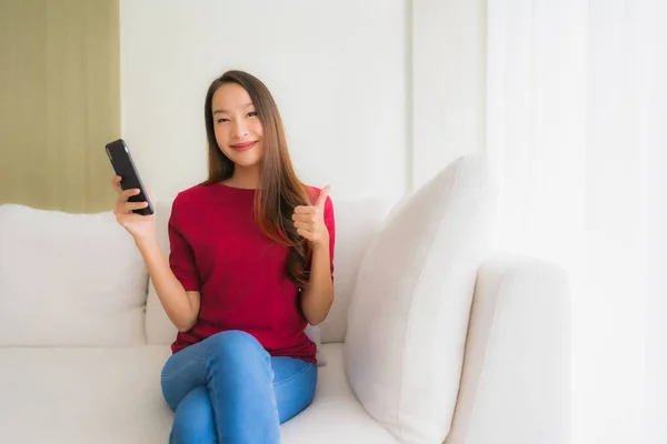 Porträt schöne junge asiatische Frauen mit Handy oder Smartphone — Stockfoto