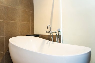 Güzel, lüks, beyaz küvet dekorasyonu.