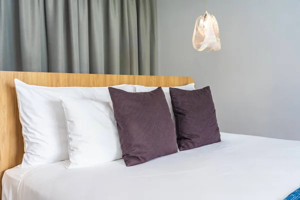 Witte hoofdkussen op bed decoratie interieur — Stockfoto