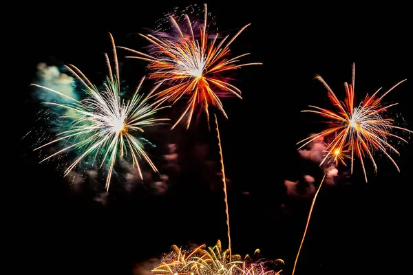 Schönes buntes Feuerwerk in der Nacht zum Feiern — Stockfoto