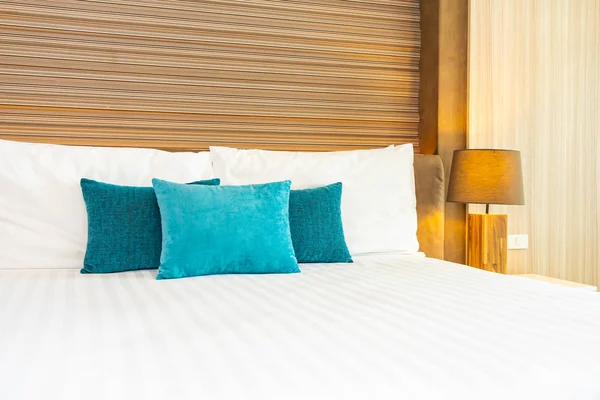Fehér kényelmes párna az ágy dekoráció belső — Stock Fotó