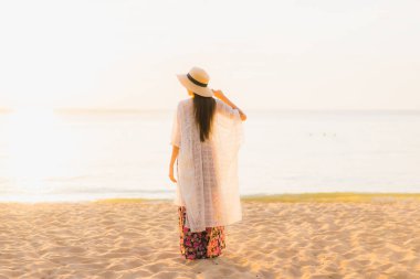 Güzel Asyalı genç kadınların portresi. Gülümseyin. Rahatlayın.