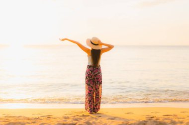 Güzel Asyalı genç kadınların portresi. Gülümseyin. Rahatlayın.