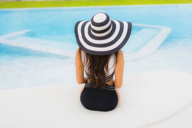 Güzel Asyalı genç kadınların portresi. Gülümseyin. Rahatlayın.