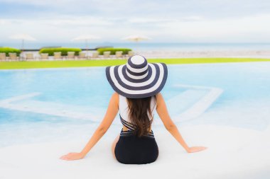 Güzel Asyalı genç kadınların portresi. Gülümseyin. Rahatlayın.