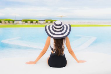 Güzel Asyalı genç kadınların portresi. Gülümseyin. Rahatlayın.