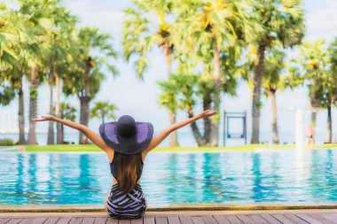 Güzel Asyalı genç kadınların portresi. Gülümseyin. Rahatlayın.