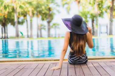 Güzel Asyalı genç kadınların portresi. Gülümseyin. Rahatlayın.