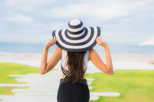 Retrato bonito jovem asiático mulheres feliz sorriso relaxar em torno de sw — Fotografia de Stock