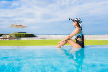 Güzel Asyalı genç kadınların portresi. Gülümseyin. Rahatlayın.