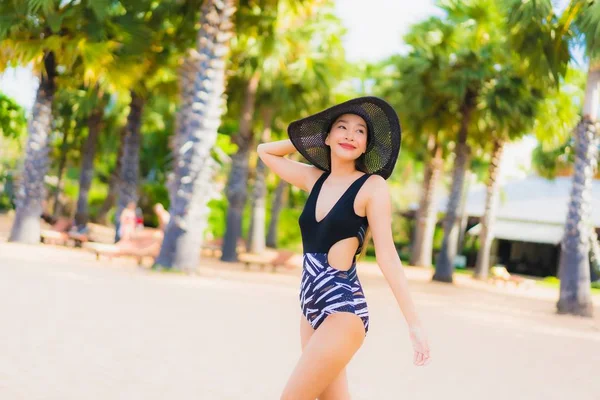 ポートレート美しい若いアジアの女性リラックス笑顔周りse — ストック写真