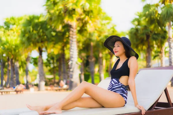 Портрет красивые молодые азиатские женщины расслабиться улыбка счастлива вокруг себя — стоковое фото