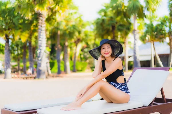 Retrato bonito jovem asiático mulheres relaxar sorriso feliz ao redor se — Fotografia de Stock