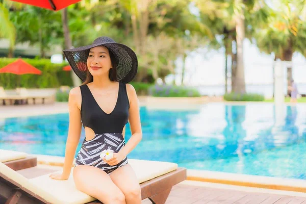 Retrato bonito jovem asiático mulheres feliz sorriso relaxar em torno de sw — Fotografia de Stock