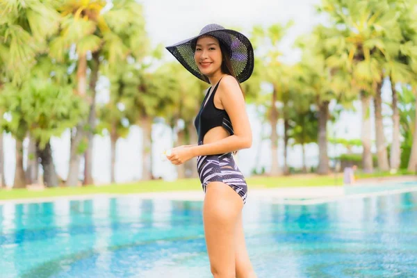 Портрет красивые молодые азиатские женщины счастливая улыбка расслабиться вокруг SW — стоковое фото