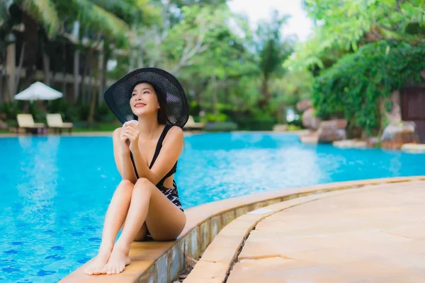 Retrato hermosa joven asiático mujeres feliz sonrisa relajarse alrededor de sw — Foto de Stock