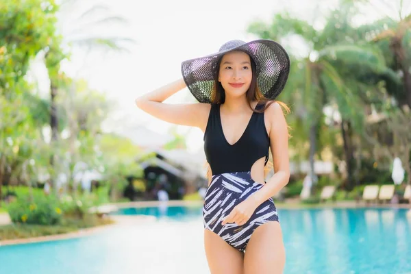 Retrato bonito jovem asiático mulheres feliz sorriso relaxar em torno de sw — Fotografia de Stock