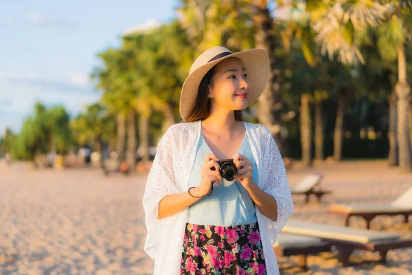 Retrato bonito jovem asiático mulheres feliz sorriso relaxar ao redor ser — Fotografia de Stock