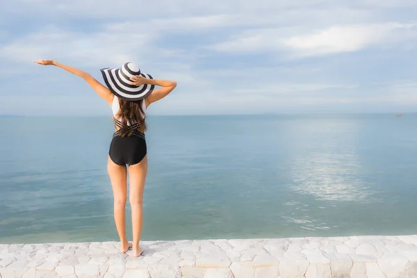 Portret mooi jong aziatische vrouwen ontspannen glimlach gelukkig rond se — Stockfoto