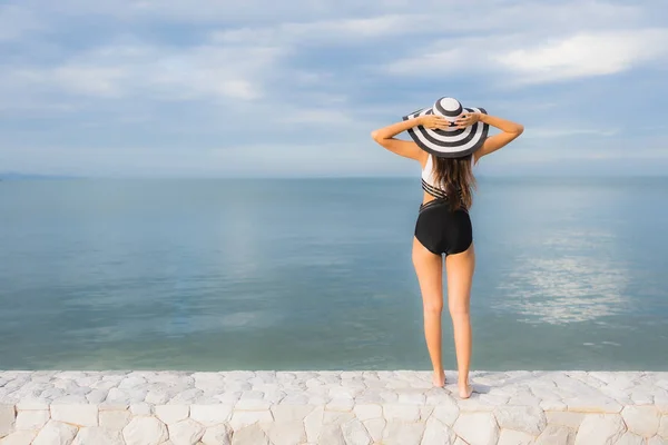 Portret mooi jong aziatische vrouwen ontspannen glimlach gelukkig rond se — Stockfoto