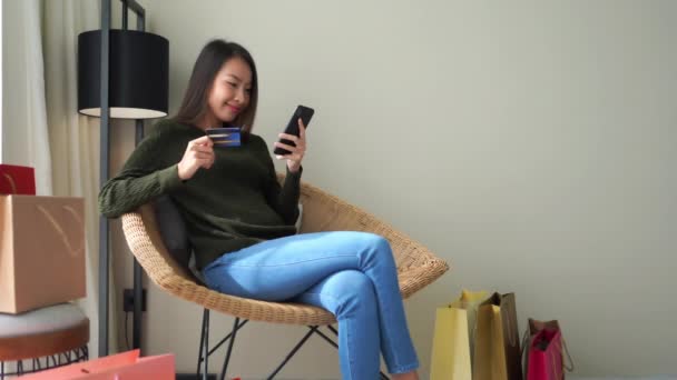 Bilder Vackra Asiatiska Kvinnor Som Gör Shopping Hemma — Stockvideo