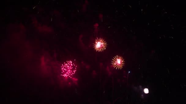 Imagens Perto Fogos Artifício Explodindo Céu Noturno — Vídeo de Stock