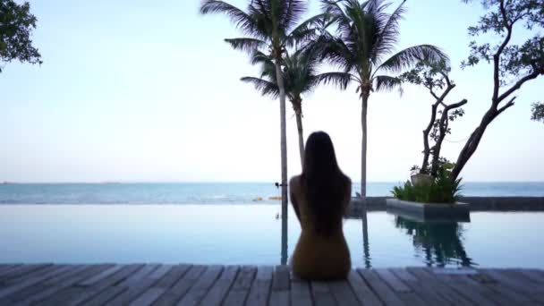美しい若いアジア人女性がプールでリラックス — ストック動画