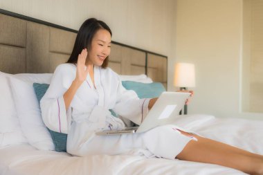 Laptop ya da bilgisayar kullanan güzel Asyalı kadınların portresi.