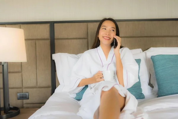 Porträt schöne junge asiatische Frauen mit Handy-Smartphone wi — Stockfoto