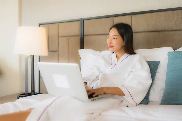 Porträt schöne junge asiatische Frauen mit Laptop oder Computer wi — Stockfoto