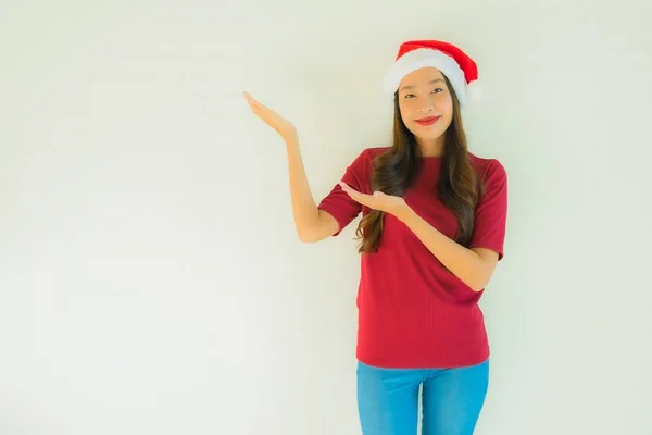 Retrato hermosa joven asiático mujeres usando santa sombrero para celeb —  Fotos de Stock