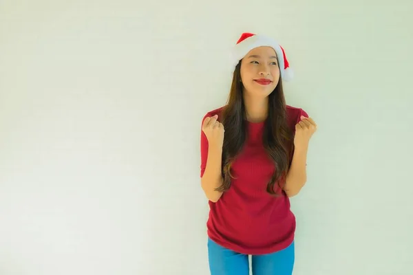 Retrato bonito jovem asiático mulheres vestindo santa chapéu para celebridade — Fotografia de Stock