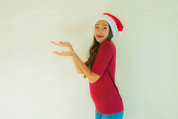 Retrato bonito jovem asiático mulheres vestindo santa chapéu para celebridade — Fotografia de Stock