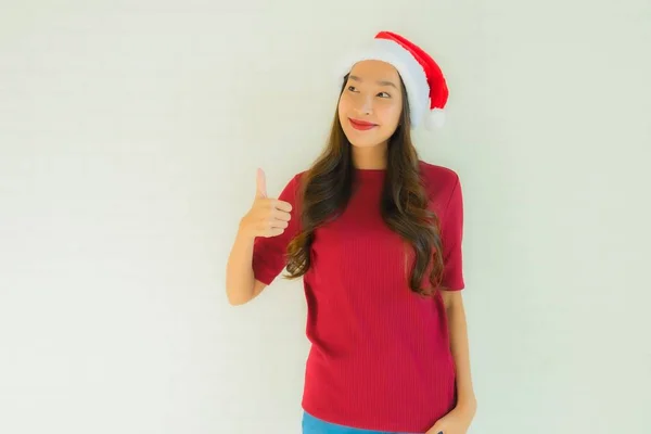 Ritratto belle giovani donne asiatiche che indossano il cappello di Babbo Natale per celeb — Foto Stock