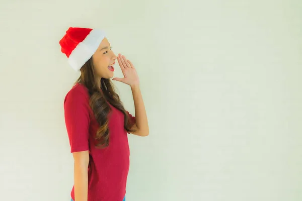 Retrato hermosa joven asiático mujeres usando santa sombrero para celeb —  Fotos de Stock