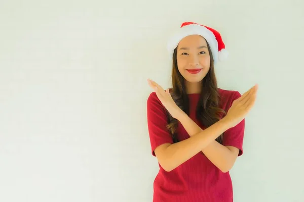 Retrato bonito jovem asiático mulheres vestindo santa chapéu para celebridade — Fotografia de Stock