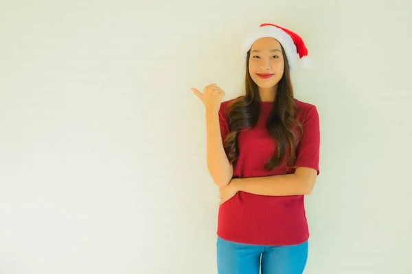 Retrato hermosa joven asiático mujeres usando santa sombrero para celeb —  Fotos de Stock