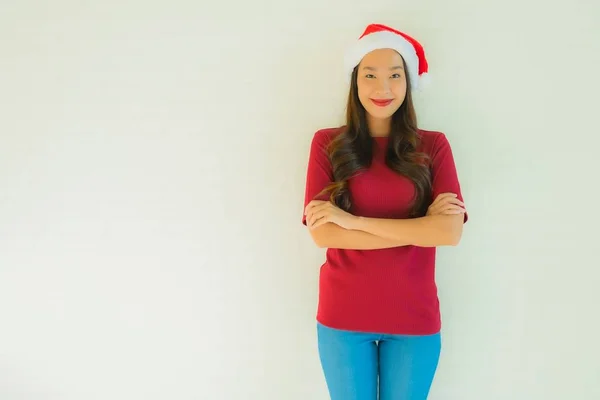 Retrato bonito jovem asiático mulheres vestindo santa chapéu para celebridade — Fotografia de Stock